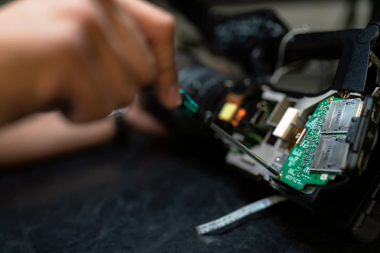 Perakitan elektronik presisi pada papan sirkuit